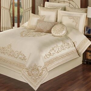 NWOT: Touch Of Class Versailles Pearl Embroidered Comforter & 2 Shams Set- Queen